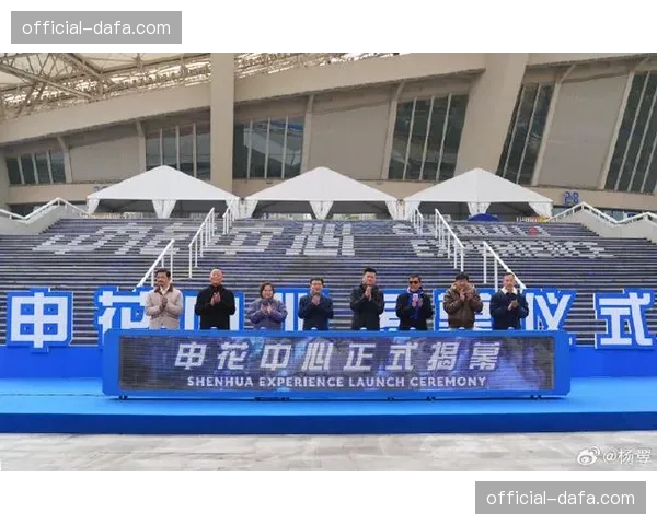 镜头聚焦：主队更衣室通道新增的赞助商logo，引发关于商业入侵的讨论